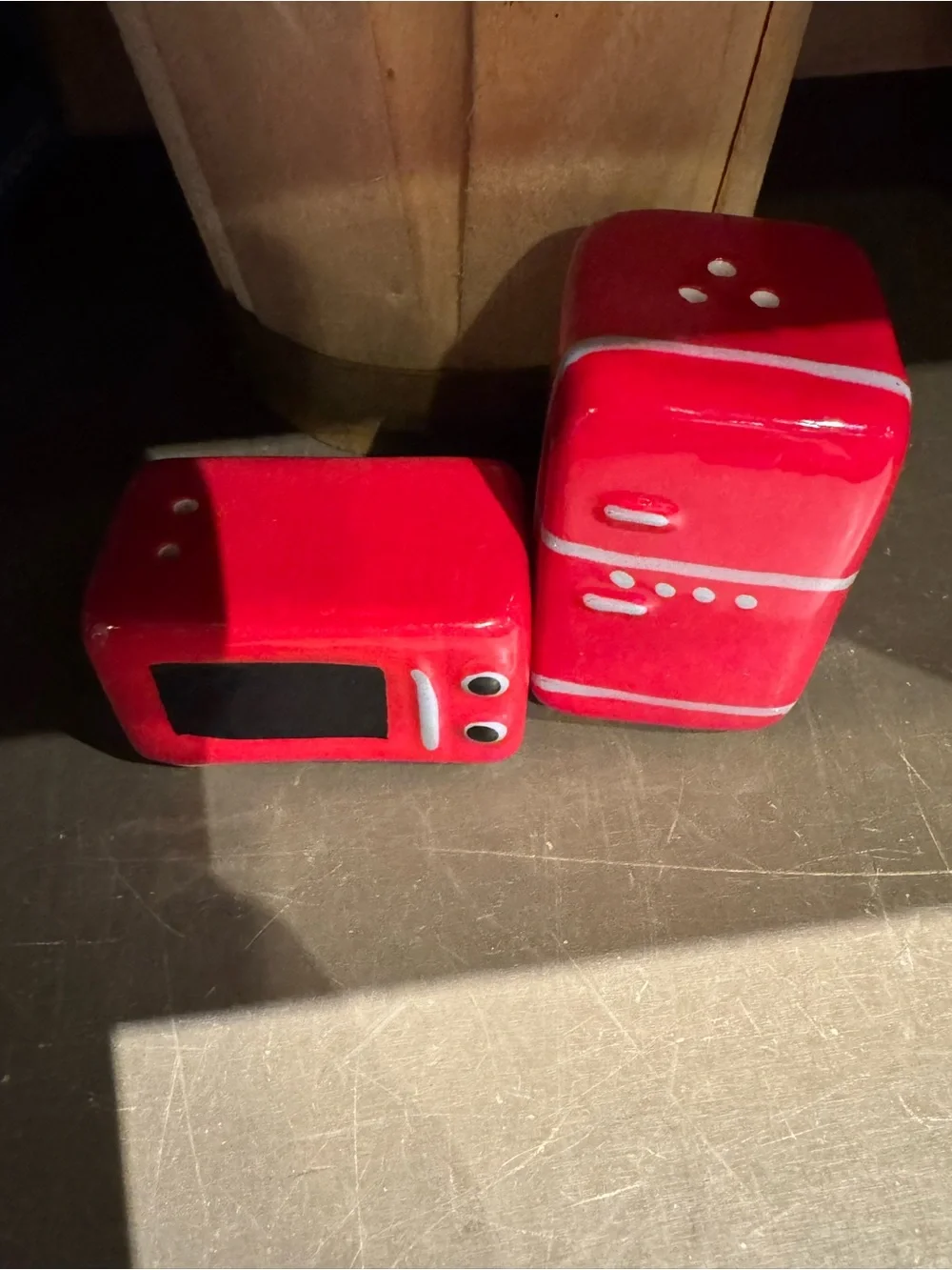 MiniRed Ceramic Retro Refrigerator & Microwave Salt & Pepper Shakers NEW Favor